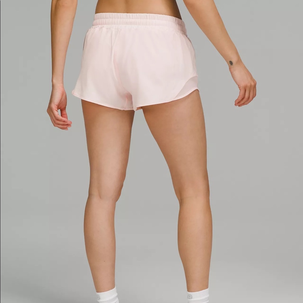 Lululemon Hotty Hot Low-Rise Lined Short 2.5” - Picture 4 of 6